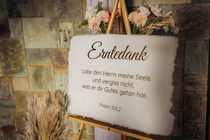 Schild auf dem Erntedankfest