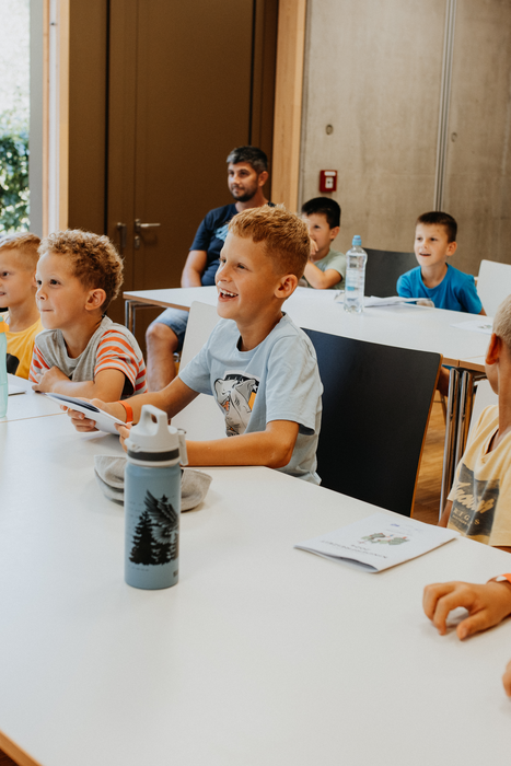 Ein Bild von einem Kind, während er Kinderfreizeit