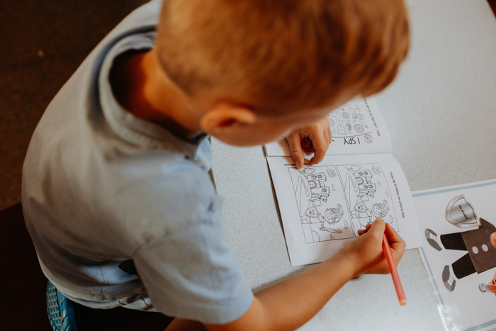 Ein Bild von einem Kind, während er Kinderfreizeit