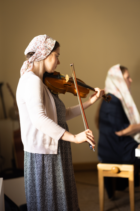 Regina am Geige spielen